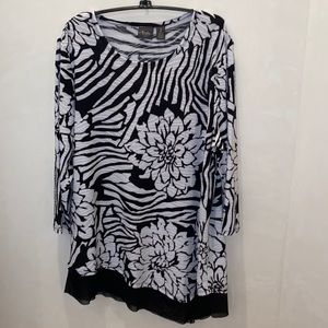 Chico's Travelers Textured Black and White Floral Asymmetrical Top Size 2